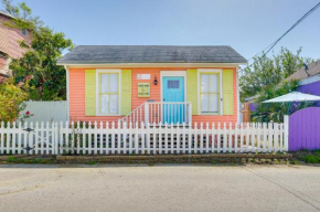 1 Mi to Beach Colorful Cottage in Galveston!